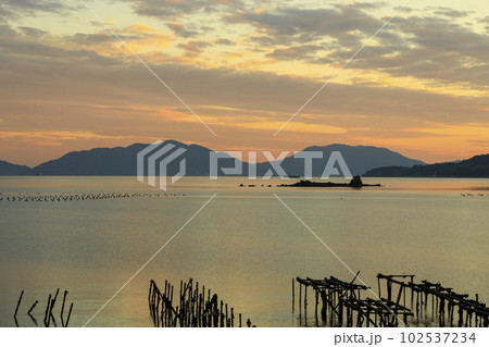 瀬戸内の夕焼け空と消えゆく島ホボロ島 102537234