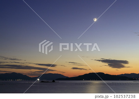 瀬戸内の夕焼け空に輝く三日月 瀬戸内の夕焼け空に輝く三日月 102537238