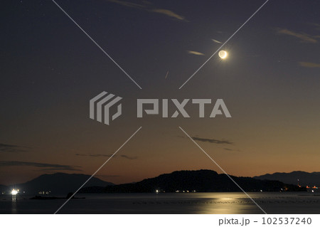 瀬戸内の夕焼け空に輝く三日月 102537240