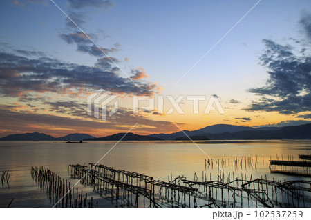 牡蠣棚並ぶ多島美のs当地の夕焼け 102537259