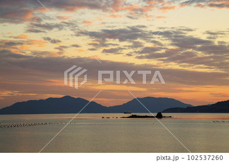 瀬戸内の秋の夕焼けとホボロ島 瀬戸内の秋の夕焼けとホボロ島 102537260