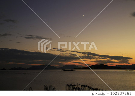 瀬戸内の秋の夕焼け空に輝く三日月 瀬戸内の秋の夕焼け空に輝く三日月 102537263