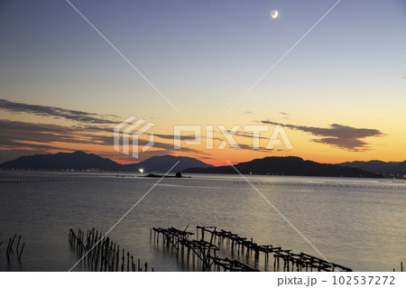 瀬戸内の夕焼け空に輝く三日月 102537272