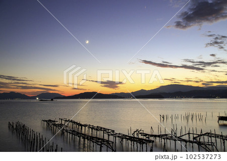 瀬戸内の夕焼け空に輝く三日月 102537273