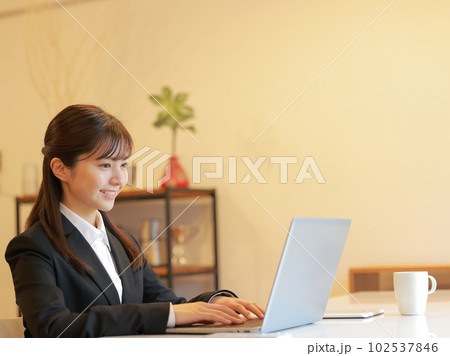 にこやかにデスクワークする女性_ にこやかにデスクワークする女性_ 102537846