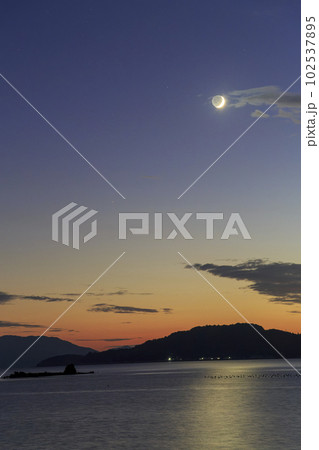 瀬戸内の夕暮れの空に沈む三日月 瀬戸内の夕暮れの空に沈む三日月 102537895