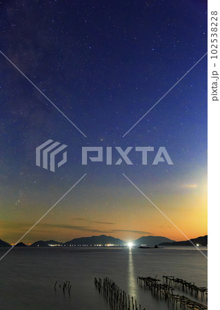 瀬戸内の秋の夕暮れ 夕焼け空の天の川とさそり座 瀬戸内の秋の夕暮れ 夕焼け空の天の川とさそり座 102538228