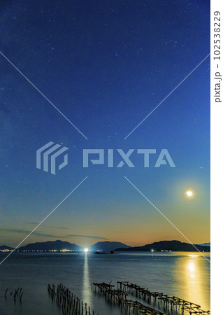 瀬戸内の秋の夕暮れ　夕焼け空のさそり座と三日月 102538229