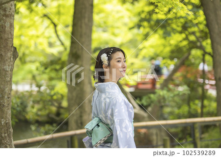 着物を着た女性の横顔 102539289