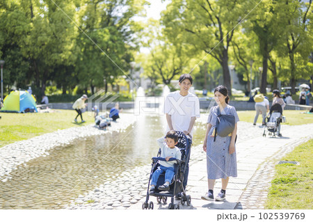 公園を散歩する親子 公園を散歩する親子 102539769