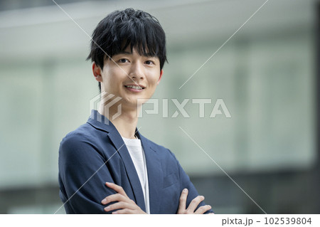 腕を組んだカメラ目線の若い男性　カジュアルビジネスイメージ　ポートレート 102539804