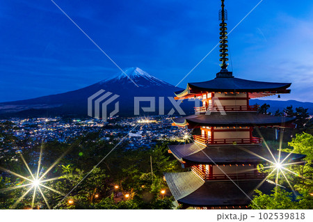 （山梨県）日本の美・新緑の新倉山浅間公園から望む富士山　夕景 102539818