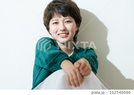 将来をイメージする若い女性 将来をイメージする若い女性 102540080