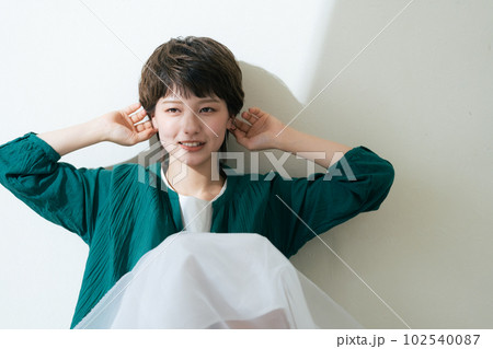 将来をイメージする若い女性 将来をイメージする若い女性 102540087