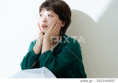 将来をイメージする若い女性 102540097