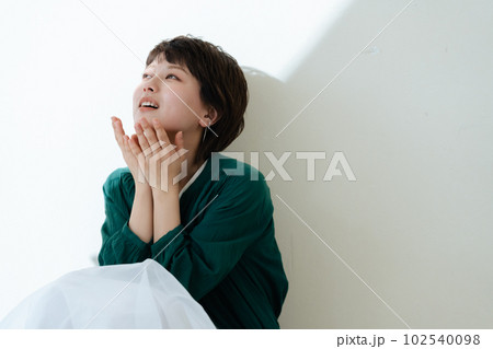将来をイメージする若い女性 将来をイメージする若い女性 102540098