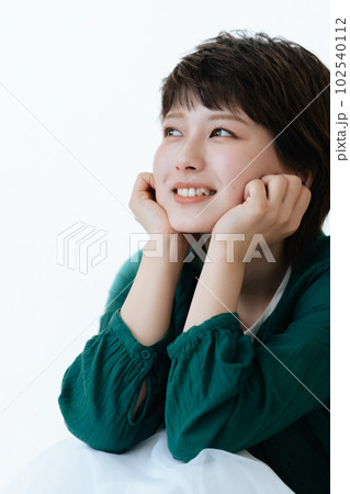 将来をイメージする若い女性 将来をイメージする若い女性 102540112