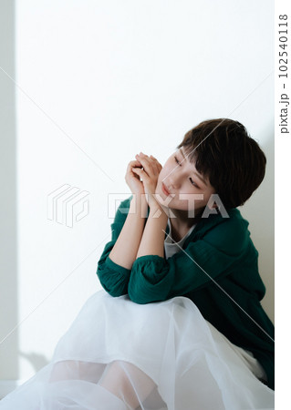 将来をイメージする若い女性 102540118