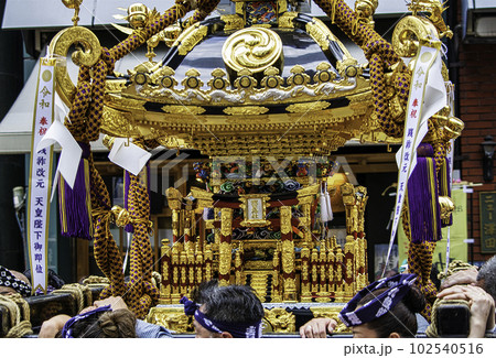 浅草　三社祭　お神輿の渡御　町内神輿連合渡御(ちょうないみこしれんごうとぎょ) 102540516