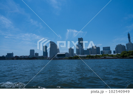 横浜シーバス　観光クルーズ　横浜とみなとみらいの風景 102540949