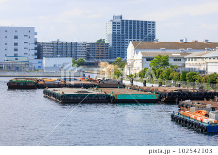 工場地帯の運河に係留された台船 102542103
