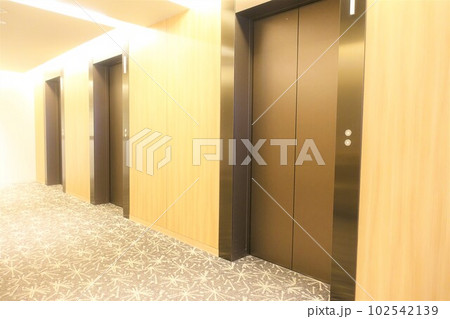 ホテルのエレベーターホール 102542139