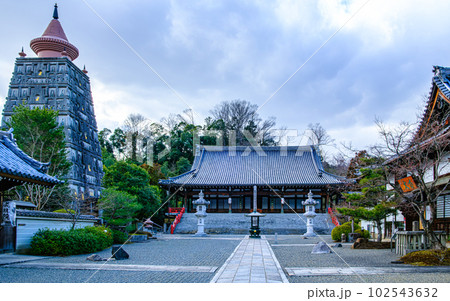 京都、洛北妙満寺の正面風景 102543632