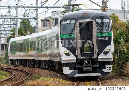 JR東日本E257系5500番台修学旅行列車 南武線 の写真素材 [102543908