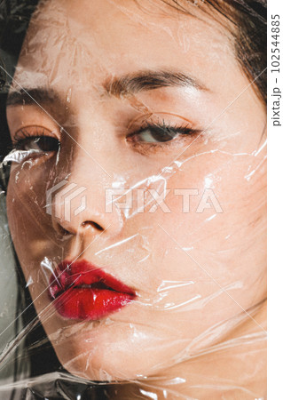 若い女性のモードなビューティーフォト 102544885