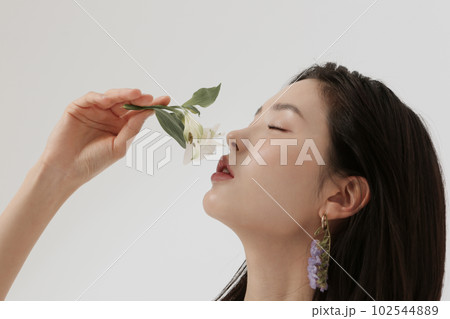 若い女性のナチュラルなビューティーフォト 若い女性のナチュラルなビューティーフォト 102544889