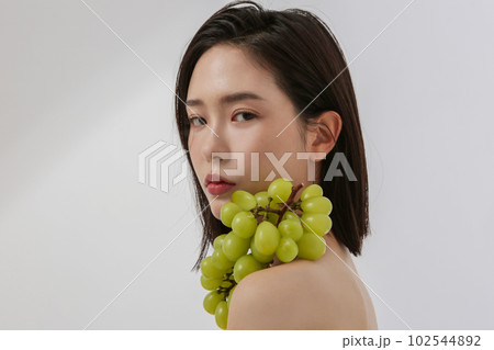 若い女性のナチュラルなビューティーフォト 102544892