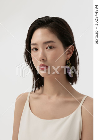 若い女性のナチュラルなビューティーフォト 102544894
