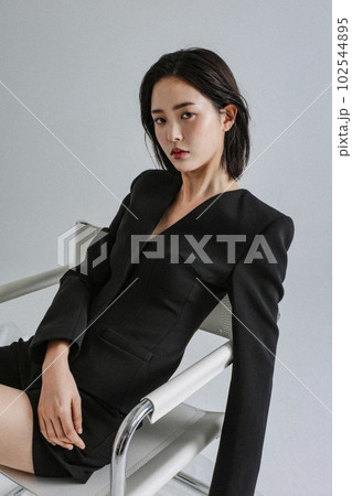 若い女性のシックなファッションフォト 102544895