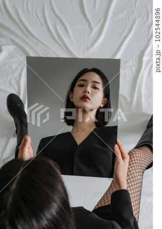若い女性のシックなファッションフォト 102544896