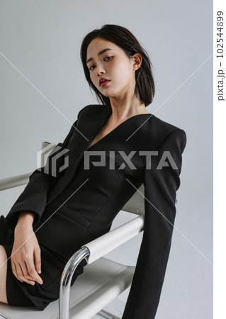 若い女性のシックなファッションフォト 102544899