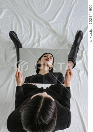 若い女性のシックなファッションフォト 若い女性のシックなファッションフォト 102544900