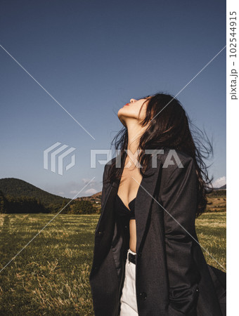 若い女性のヘルシーなポートレート 102544915