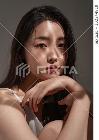 若い女性のスキンケアイメージ 102544919