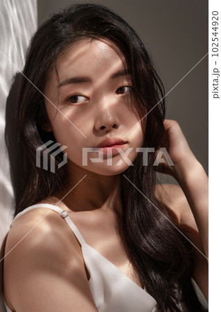 若い女性のスキンケアイメージ 102544920