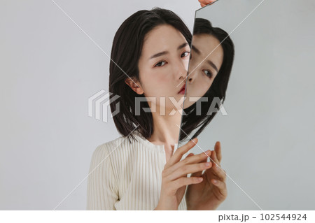若い女性のモダンなビューティーポートレート 若い女性のモダンなビューティーポートレート 102544924