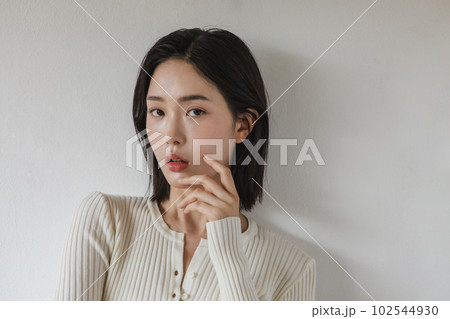 若い女性のナチュラルなポートレート 102544930