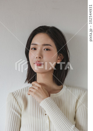若い女性のナチュラルなポートレート 102544931
