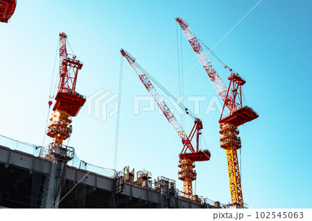 大規模建設工事 そびえるクレーンと鉄骨と快晴の空 b-3 ライトカラー 大規模建設工事 そびえるクレーンと鉄骨と快晴の空 b-3 ライトカラー 102545063