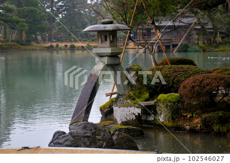 金沢 文化財指定庭園 特別名勝 兼六園 徽軫灯籠(ことじとうろう) 金沢 文化財指定庭園 特別名勝 兼六園 徽軫灯籠(ことじとうろう) 102546027