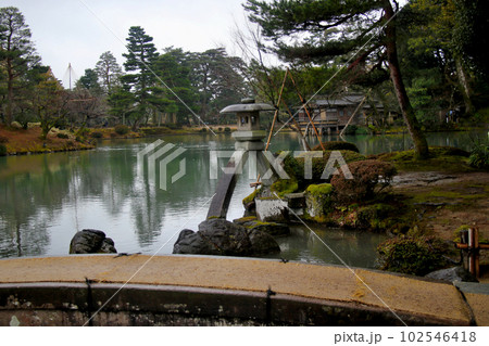 金沢　文化財指定庭園　特別名勝　兼六園　徽軫灯籠(ことじとうろう） 102546418