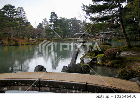 金沢 文化財指定庭園 特別名勝 兼六園 徽軫灯籠(ことじとうろう) 金沢 文化財指定庭園 特別名勝 兼六園 徽軫灯籠(ことじとうろう) 102546430
