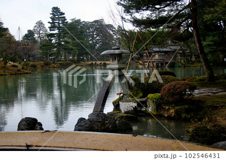 金沢 文化財指定庭園 特別名勝 兼六園 徽軫灯籠(ことじとうろう) 金沢 文化財指定庭園 特別名勝 兼六園 徽軫灯籠(ことじとうろう) 102546431