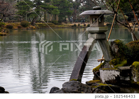 金沢 文化財指定庭園 特別名勝 兼六園 徽軫灯籠(ことじとうろう) 金沢 文化財指定庭園 特別名勝 兼六園 徽軫灯籠(ことじとうろう) 102546433