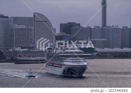 《神奈川県》出航する豪華客船と横浜中心街の街並み 《神奈川県》出航する豪華客船と横浜中心街の街並み 102546948