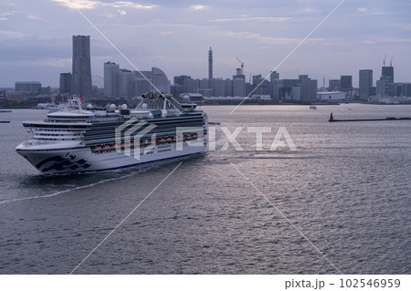 《神奈川県》出航する豪華客船と横浜中心街の街並み 102546959